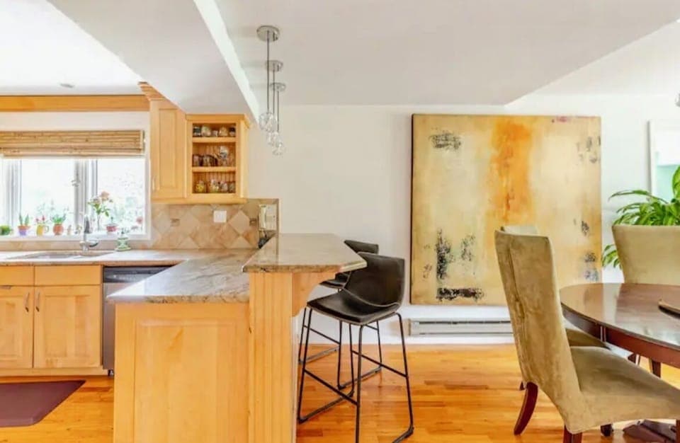 Dining area and breakfast bar