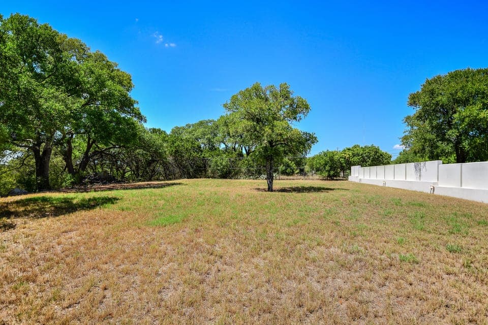 Lawn - Spacious yard great for lawn games