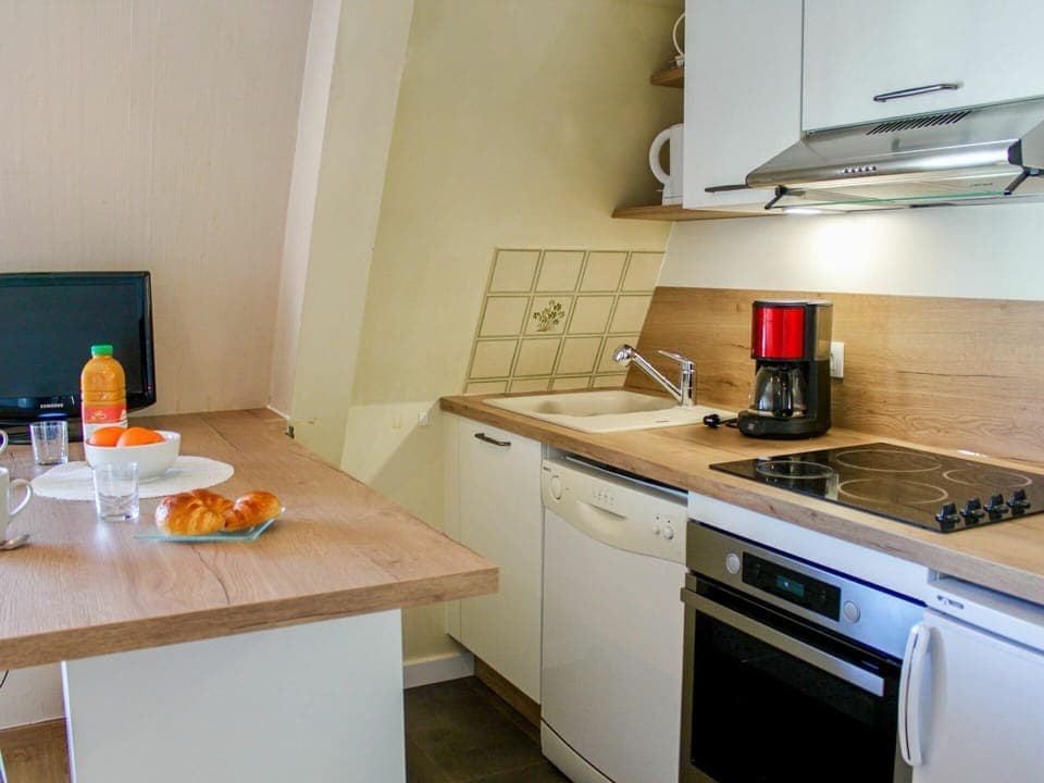 Kitchen Sink, Cabinetry, Property, Countertop, Building, Kitchen Appliance, Sink, Kitchen, Kitchen Stove, Home Appliance