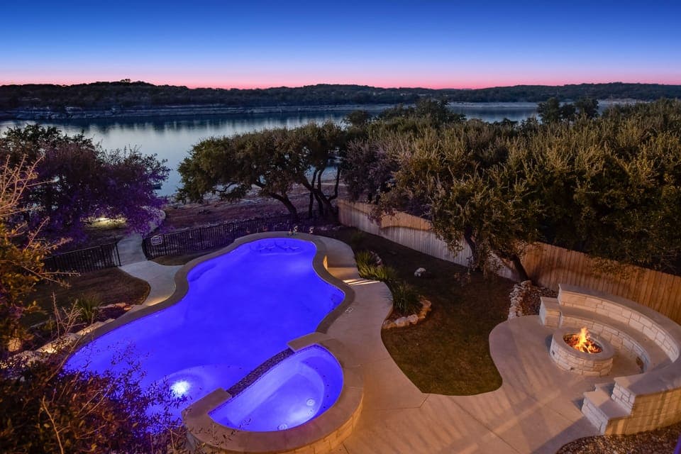 Resort-style pool, hot  tub & fire pit overlooking Lake Travis 