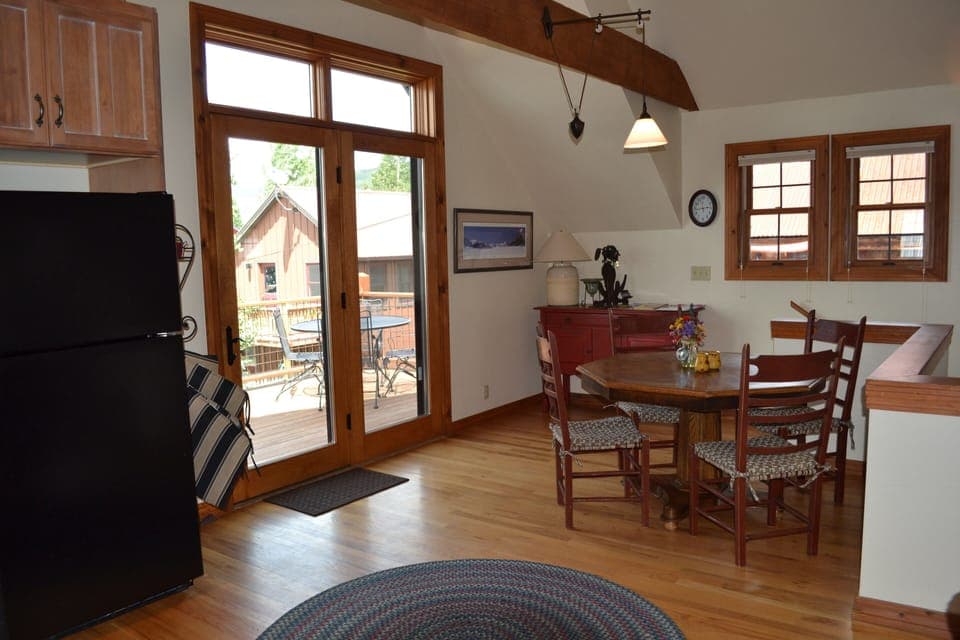 Dining nook with seating for 4