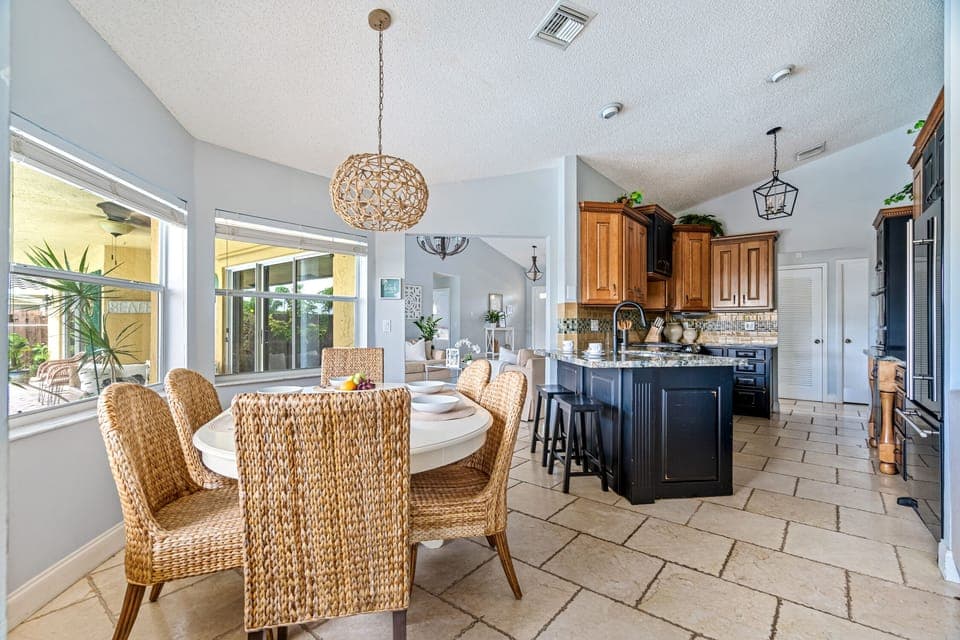 Informal dining area right next to the kitchen, great for breakfast and meals.