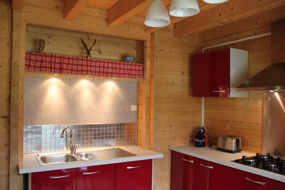 Dishwasher built in to the right of the sink
