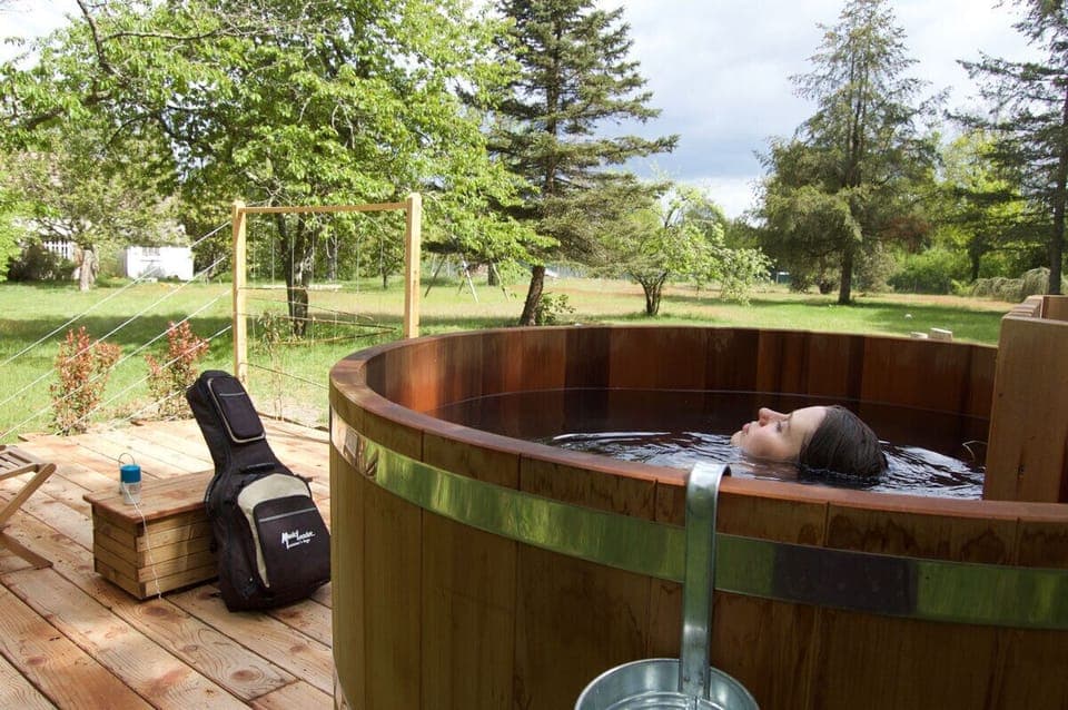 Outdoor spa tub