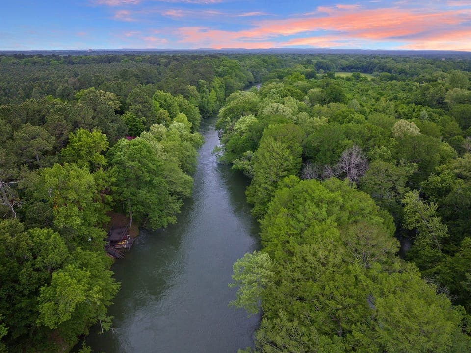 Unique location on Mountain Fork River!