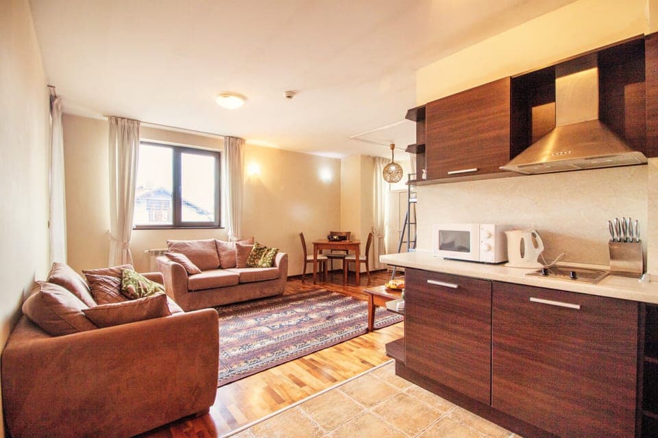 communal sitting room of apt 7