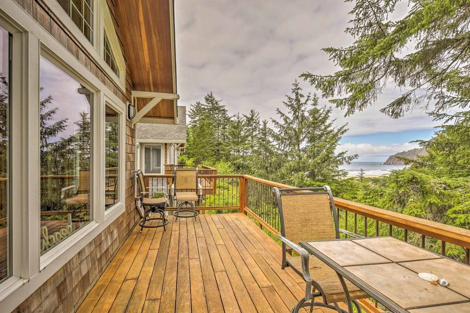 Manzanita Vacation Rental | 3BR | 2.5BA | 1,750 Sq Ft | 1 Step to Enter