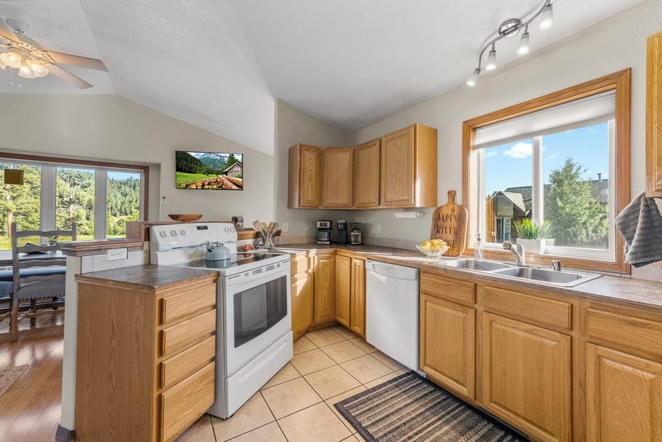 Fully equipped kitchen- ideal for family meals and extended stays.
