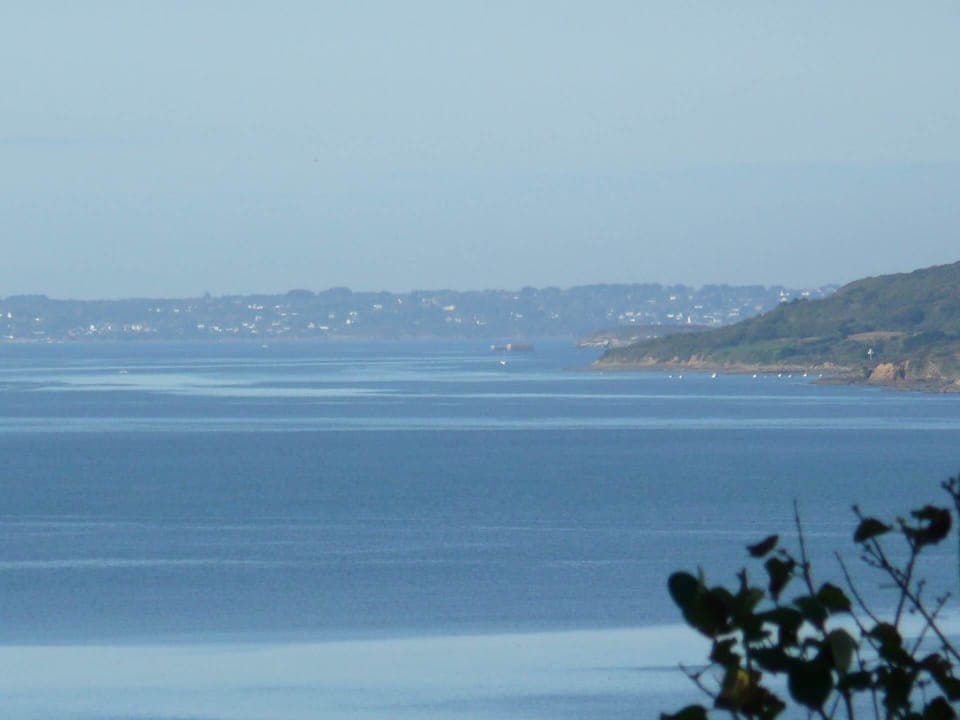 gîte de gouelet-ker, dans la brume d'une chaude journée : la presqu'ile de Crozon