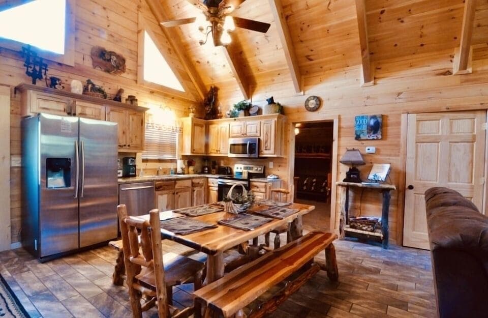 Kitchen/dining with all the essentials