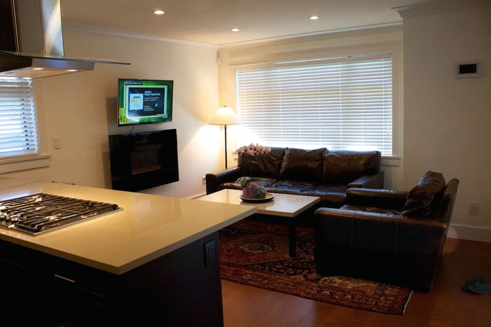 Living Room with Cable TV/WiFi and fireplace