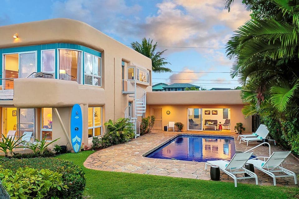 HALE MA'ANA HOU YARD AREA AND POOL