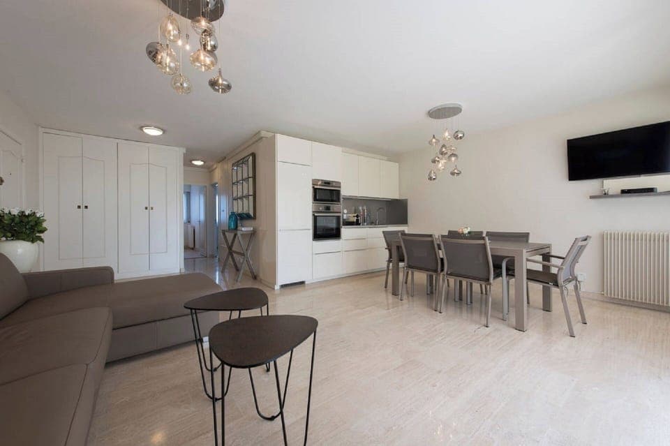 life open space: living room, dining room, fully equiped american kitchen