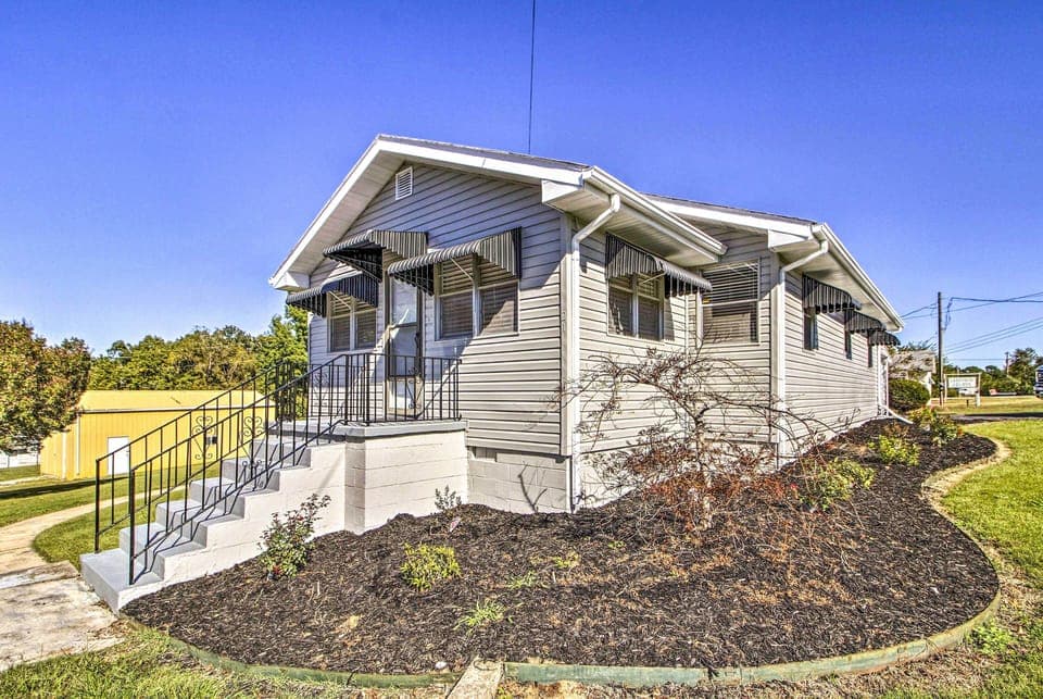 Lakeview Vacation Rental | 3BR | 2BA | 1,3650 Sq Ft | Steps Required