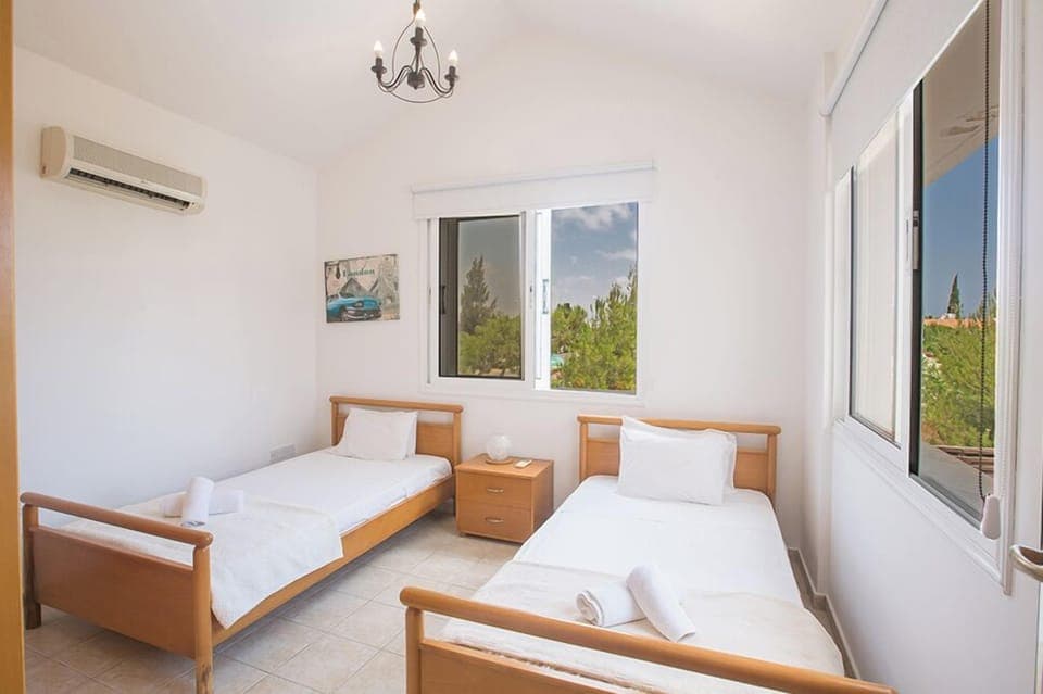 Bedroom 3 with two single beds