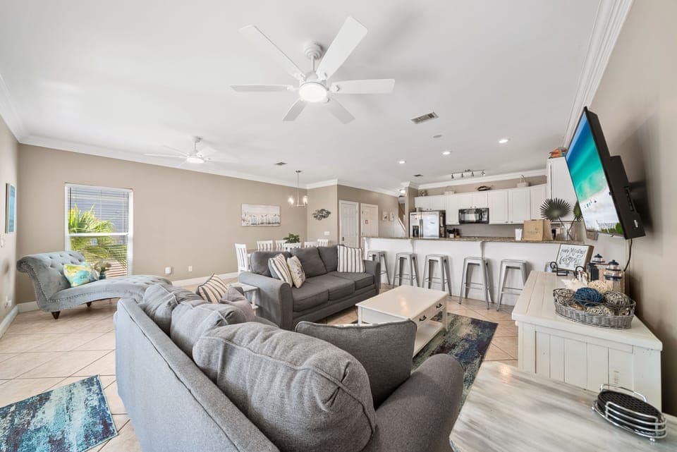 Royal Palms Retreat | Living Room