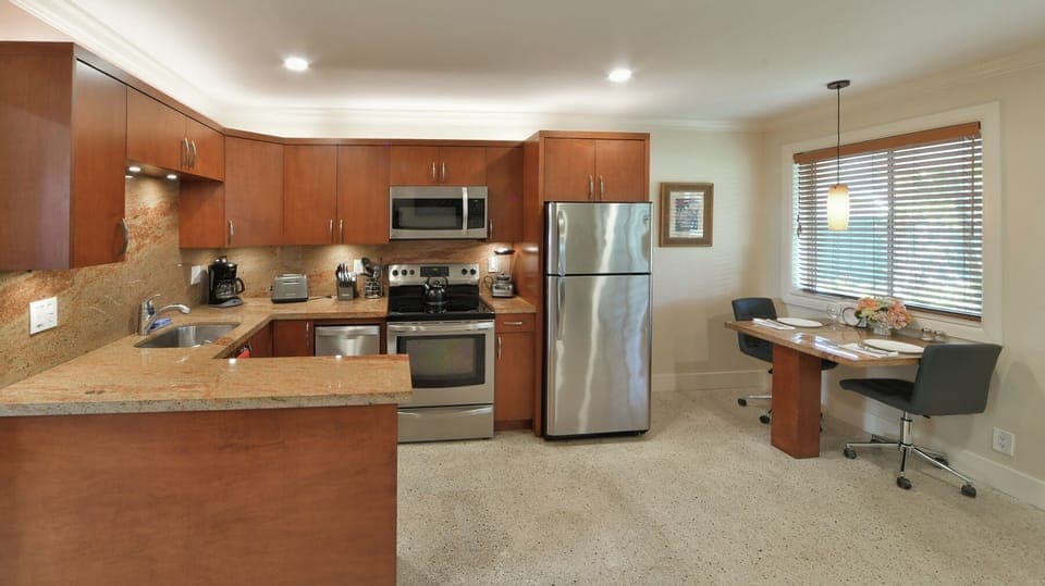 Kitchen & Dining Table 