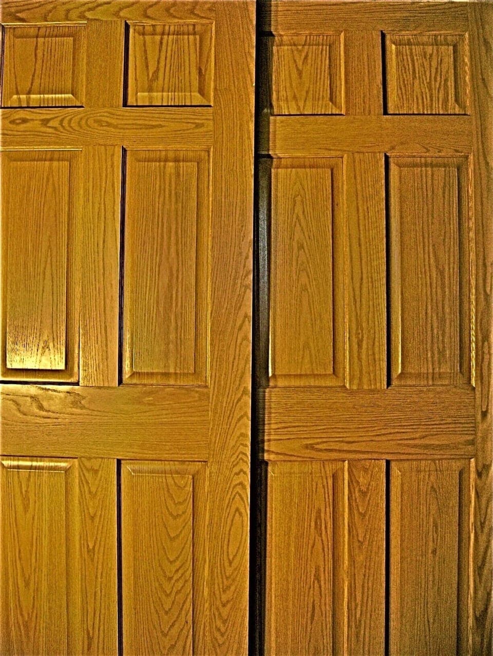 Beautiful solid oak doors, cabinets, trim and accents throughout!