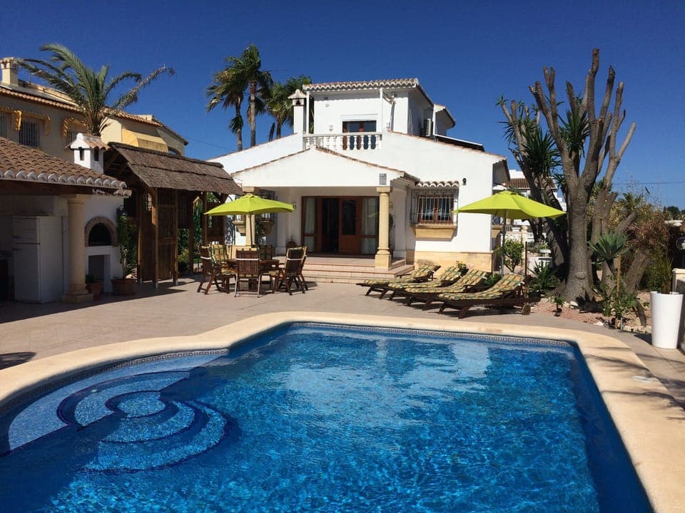 Villa Margarita has heated pool, air con, wifi, outdoor kitchen, BBQ