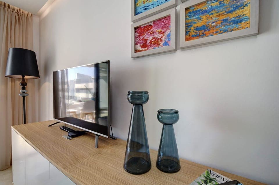 Ultra High Definition internet LCD TV with Apple TV