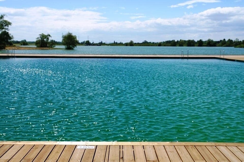 Beaune côté plage.
public swimming pool Beaune, natural fresh water