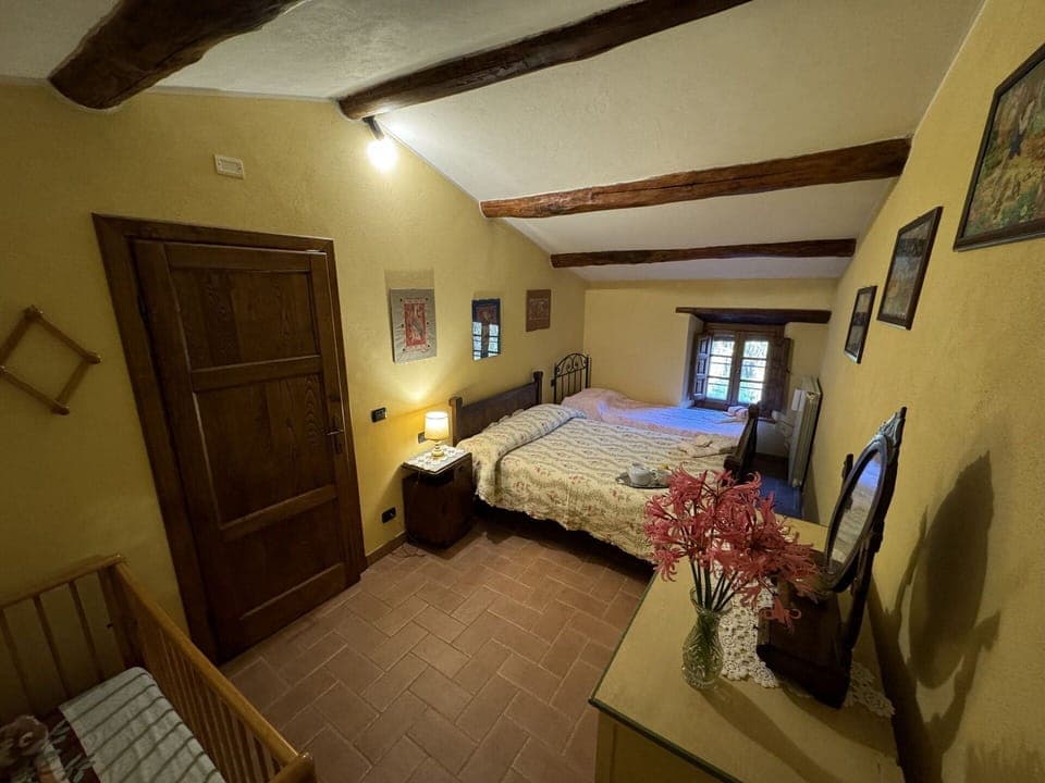 Property, Picture Frame, Furniture, Building, Television, Comfort, Wood, Interior Design, Cabinetry, Houseplant