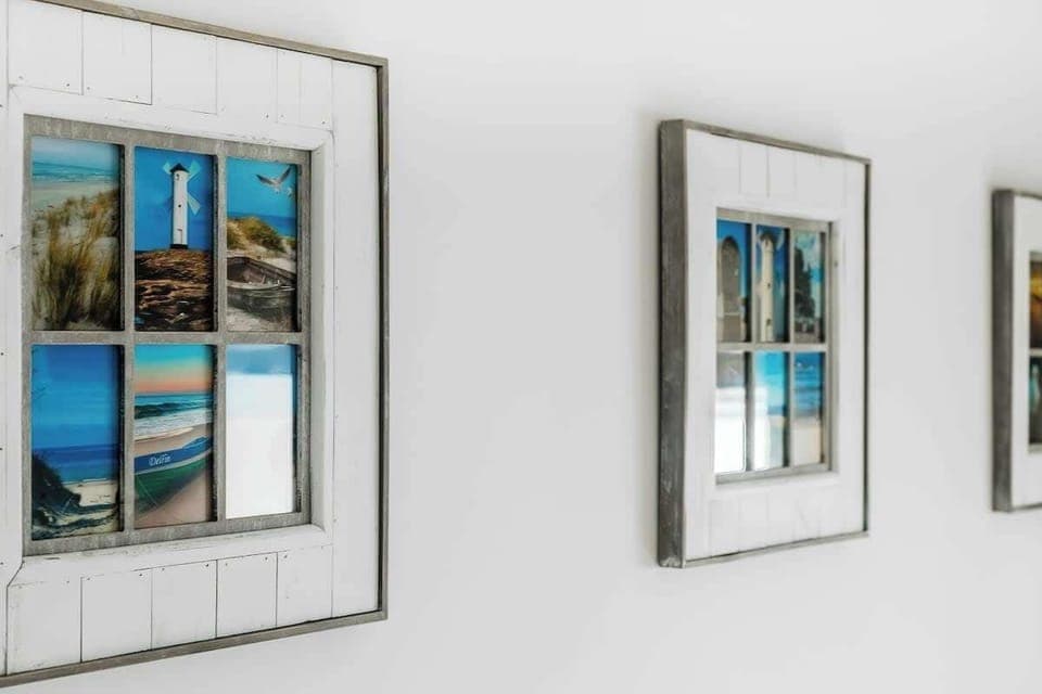 Close-up of the wall decoration, featuring paintings in elegant frames. They are seascapes that give the interior a calm, holiday atmosphere.