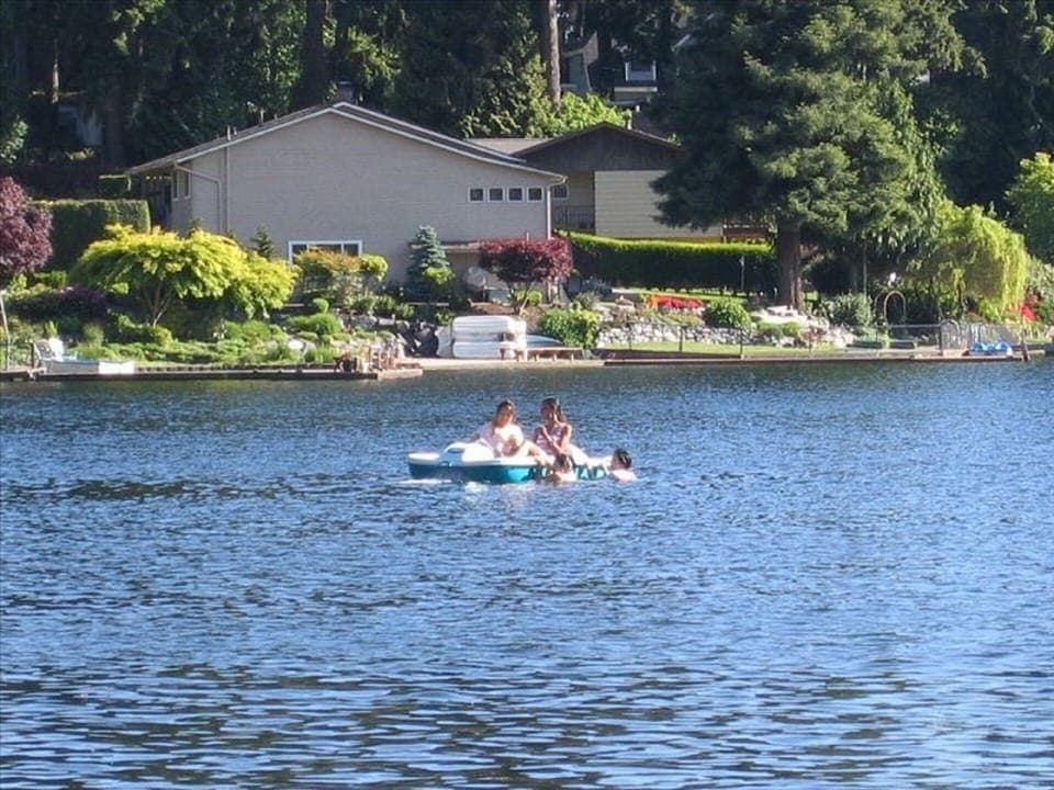 Clear Water with Fresh Breeze Cruise to Relax or Fishing