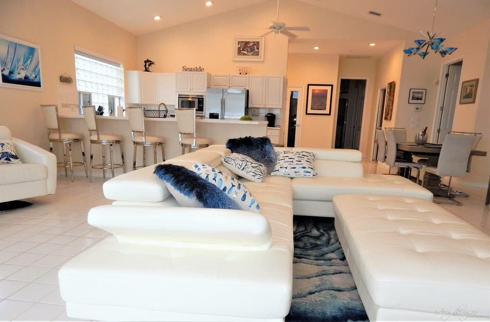 Upper Level: Open Concept Living Room, Dining Room and Kitchen