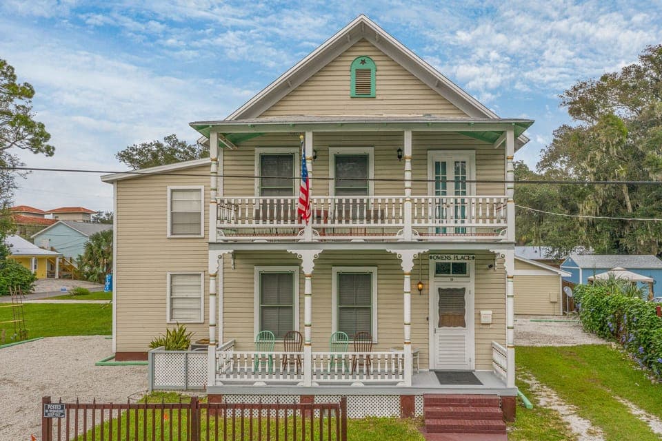1896 Victorian: Steps to downtown, Flagler College and many wedding venues.
