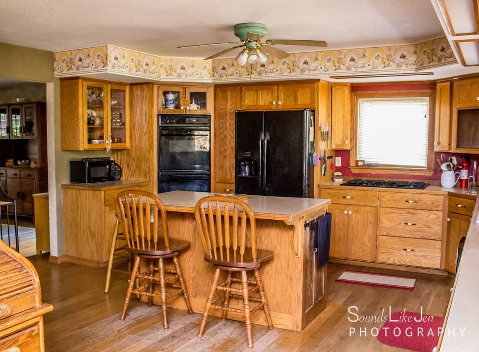 5-burner gas stove, top and bottom ovens, bakeware, cookware, and lots more!