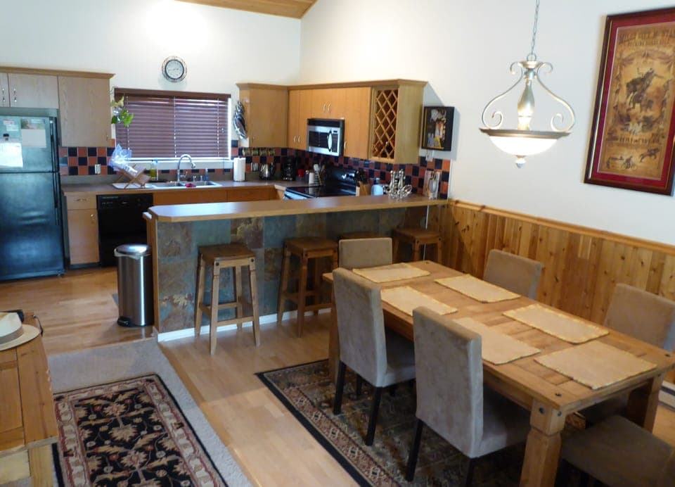 Dining room seats 6,  breakfast bar seats 4