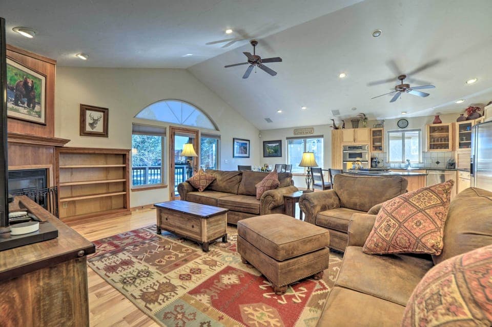 Living Room | Free WiFi | Central A/C & Heating | Smart TV