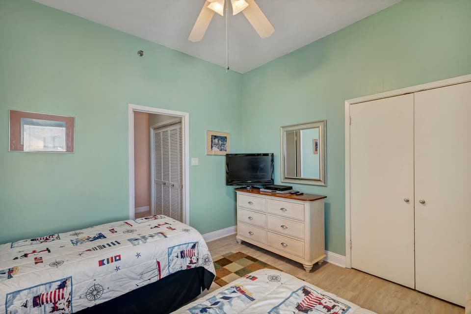 Guest Bedroom with 2 Twin Beds