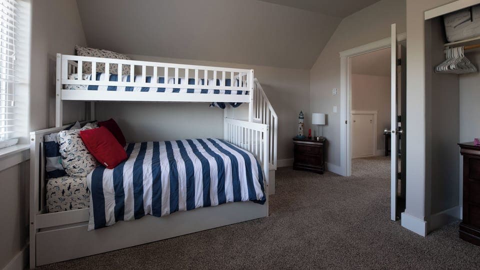 bunk bed - twin over full