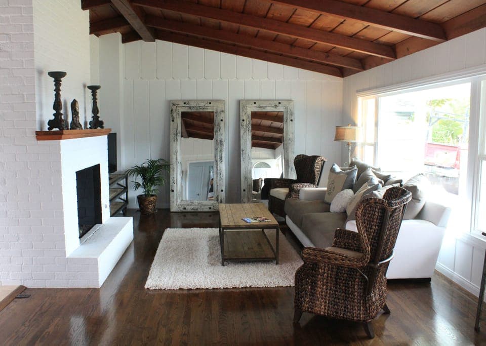 Living Room - Large flat screen 3D TV w/ internet access in corner!