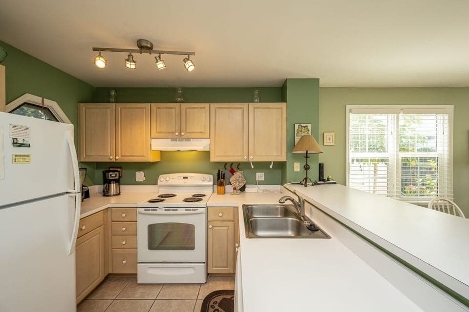 Kitchen - Full Kitchen. Coffee maker, blender, toaster, microwave all you need to stay in for a meal.