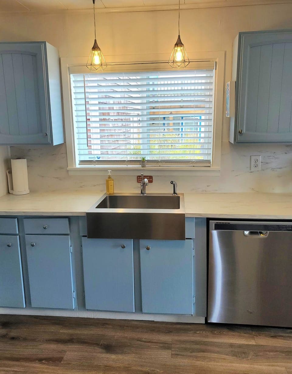 Bright Modern kitchen w/Stainless steel Dishwasher, Oven, Apron sink & Microwave
