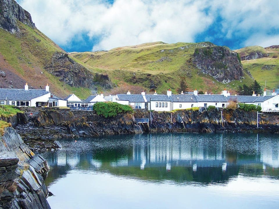 The setting of Misty Isles Cottages | Ellenabeich, Seil Island