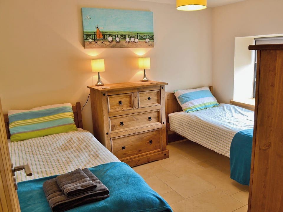 Twin bedroom | Pen Yr Allt, Llanfaelog, nr. Rhosneigr