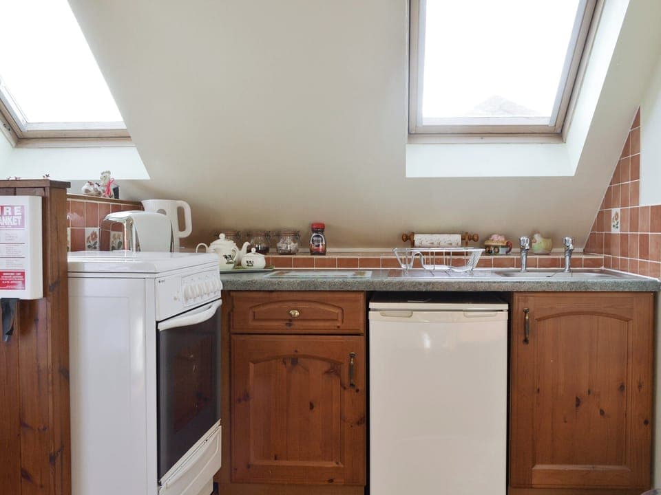 Well-equipped fitted kitchen | Spring Tides, Padstow