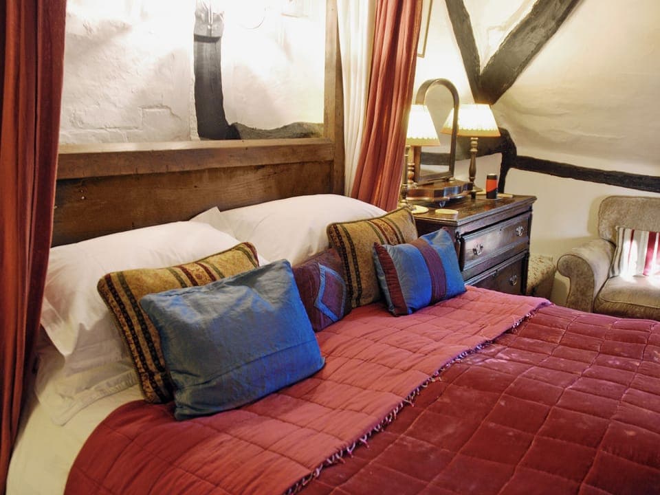 Four Poster bedroom | Hathaway Hamlet, Stratford-upon-Avon