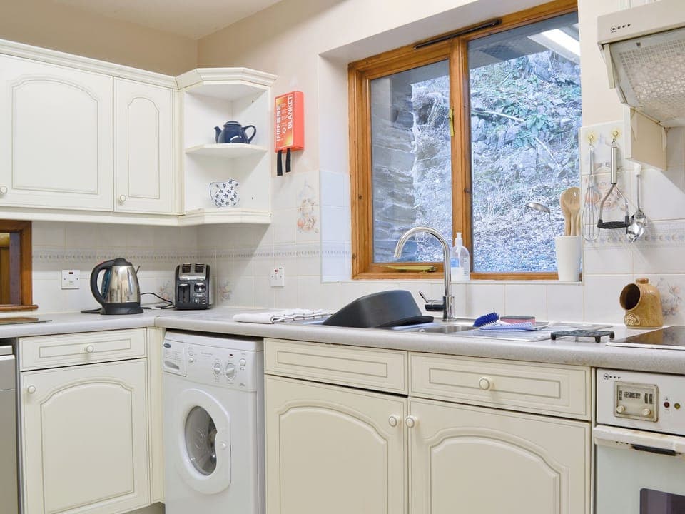 Kitchen | Erw Goed Hen Feudy, Arthog, nr. Dolgellau