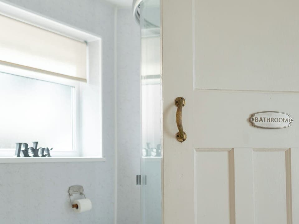 Shower room | Cliff Cottage, Brixham