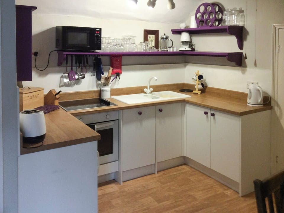 Well-equipped fitted kitchen | The Plover - Blakeney Quayside Cottages, Blakeney, near Holt