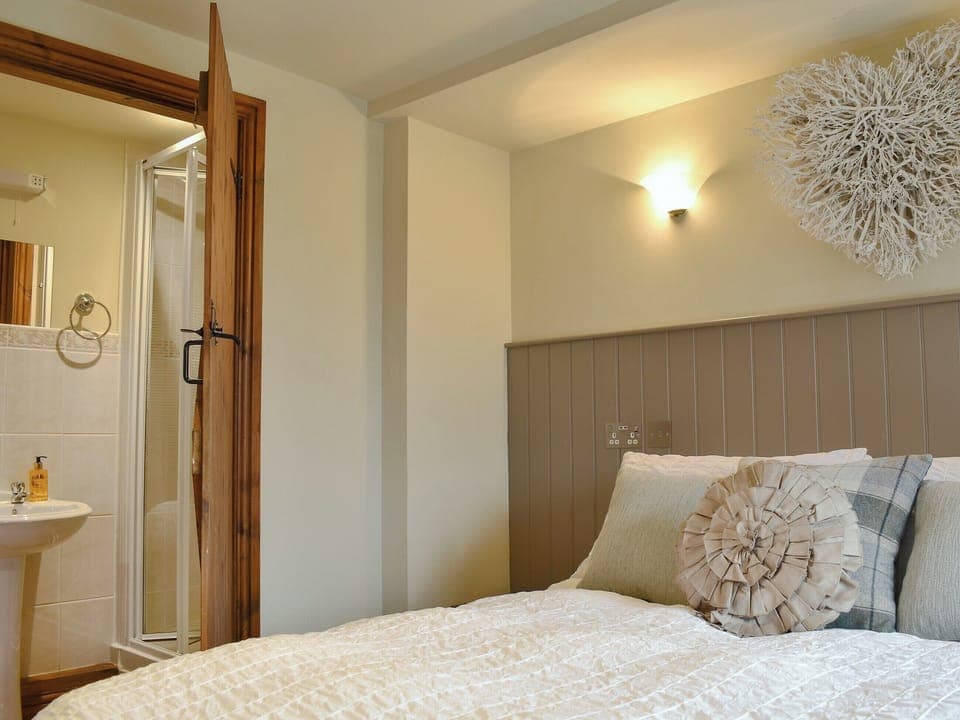 Comfortable double bedroom with en-suite | The Cottage at Wilson House, Barningham, near Richmond