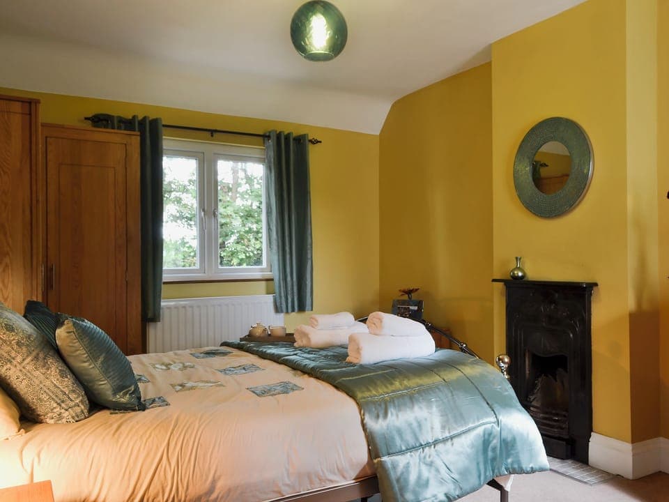 Tranquil double bedroom with -en-suite wet room | Tre Anna Lodge, Dwyran, near Llanfairpwllgwyngyll