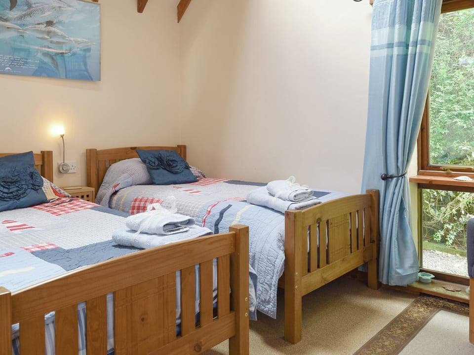 Relaxing twin bedroom | The Cotes, Upper Welland, near Malvern