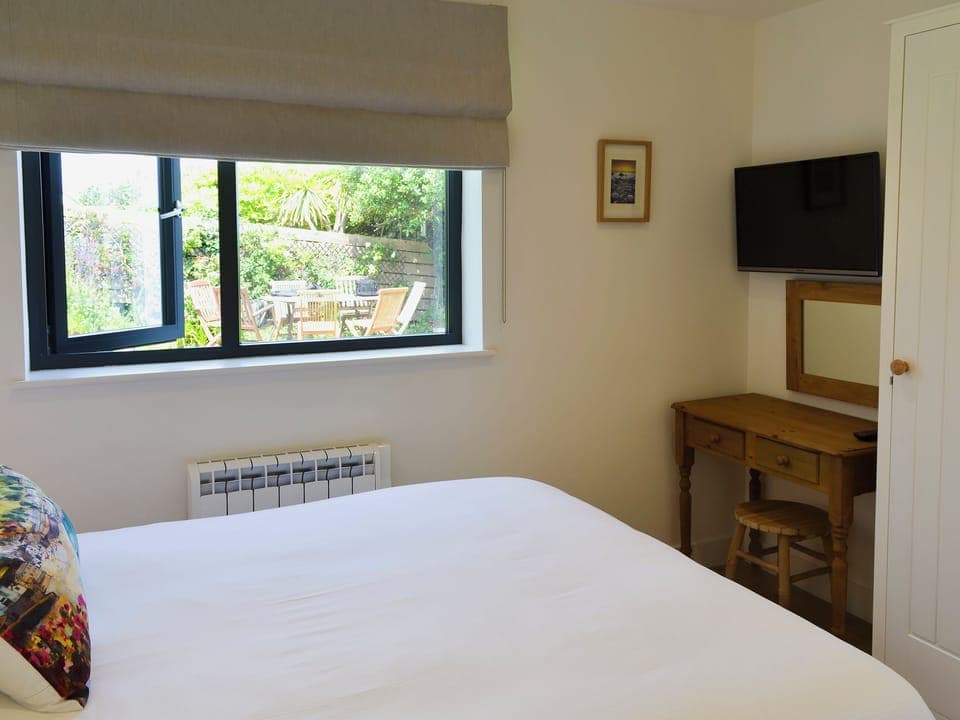 Comfy bedroom with kingsize bed | Bosun&rsquo;s, Port Isaac, near Wadebridge
