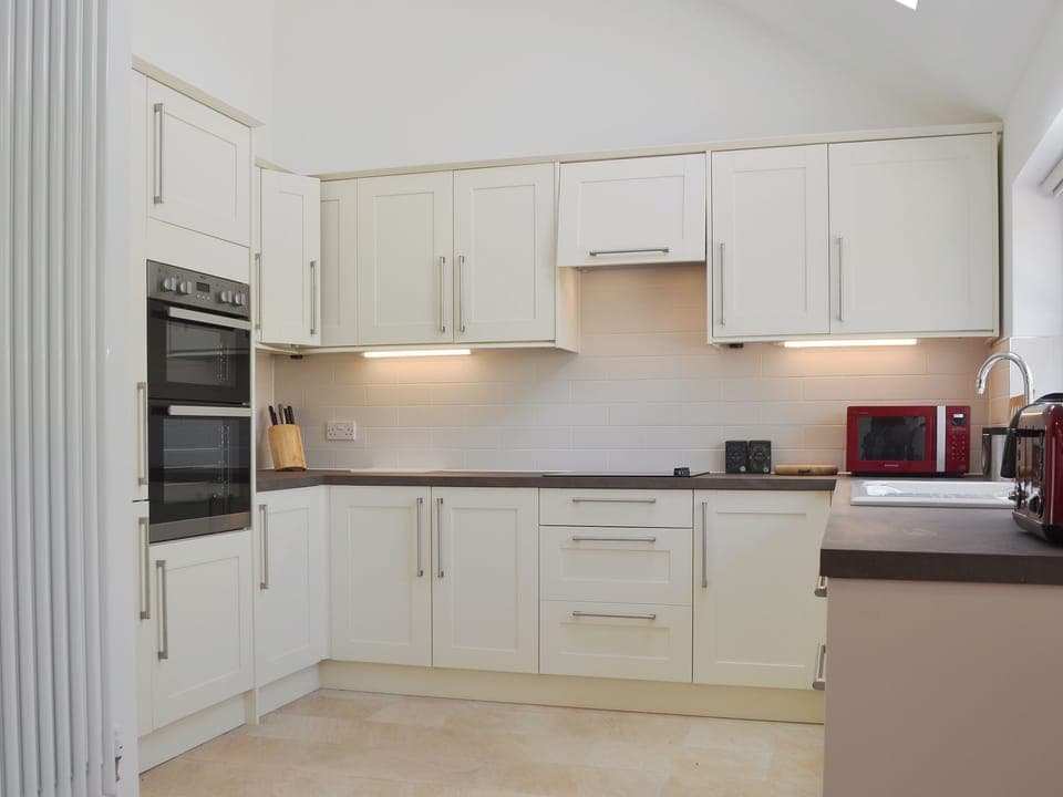Spacious, well equipped kitchen | The Hop Cottage - Castle Properties, Ashperton, near Ledbury